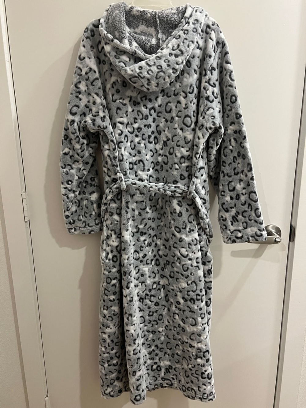 Robe🩶 - Picture 4 of 4